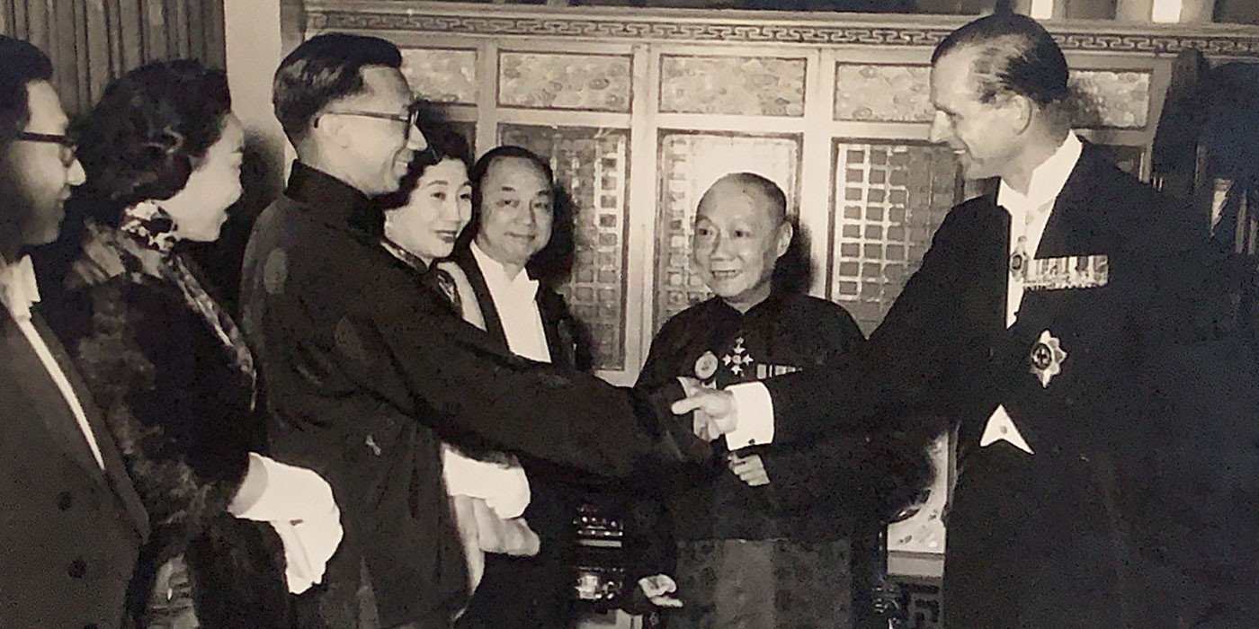 英國菲臘親王（右）1959訪港，與張有興（左三）和其他本地政要會面；右二為行政局首席非官守議員周埈年（中大圖書館圖片）