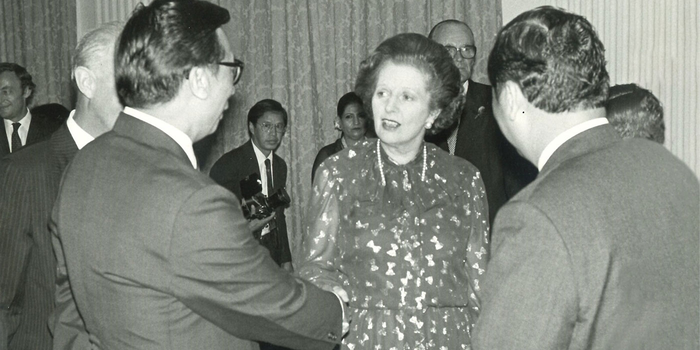 1982年與訪港的前英國首相戴卓爾夫人會面（中大圖書館圖片）