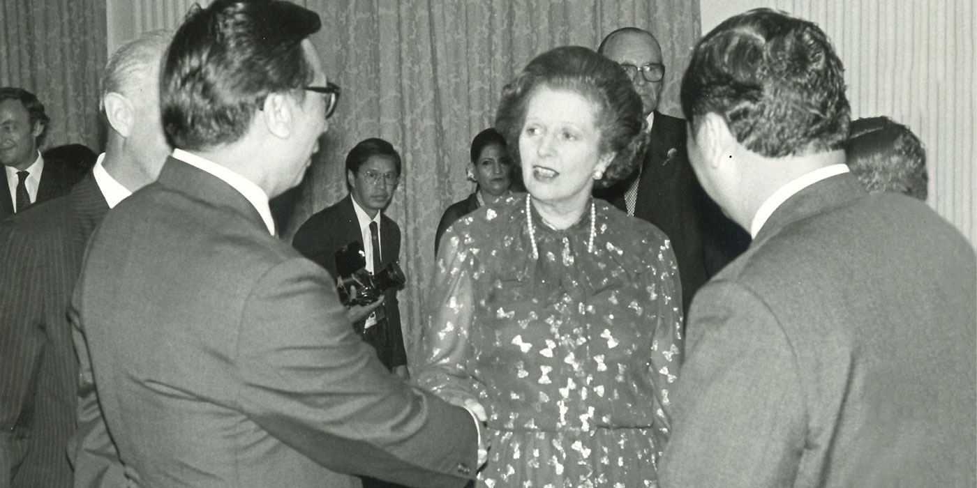 1982年与访港的前英国首相戴卓尔夫人会面（中大图书馆图片）