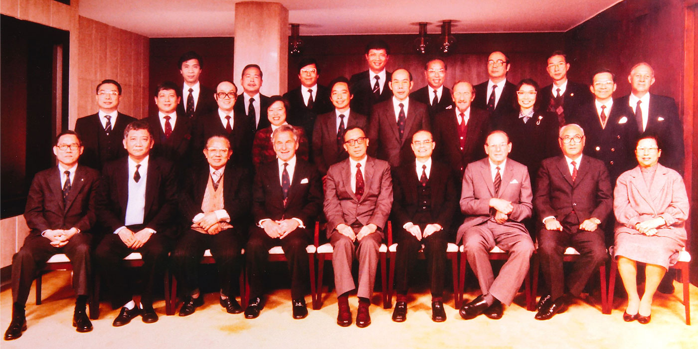 Hilton Cheong-Leen (centre, front row) as Urban Council chairman with other members in the 1984-1985 term (Courtesy of CUHK Library)