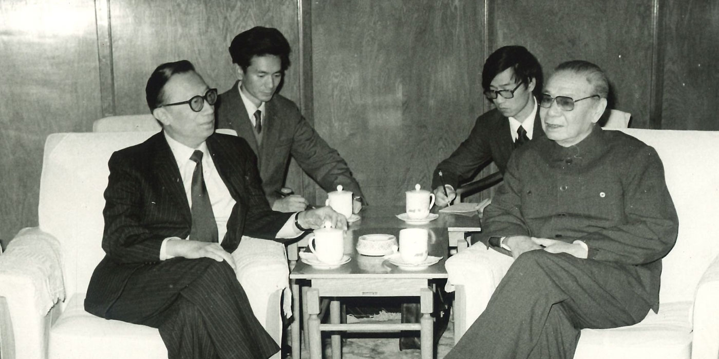 Meeting former director of the Hong Kong and Macao Affairs Office Ji Pengfei in 1985 (Courtesy of CUHK Library)
