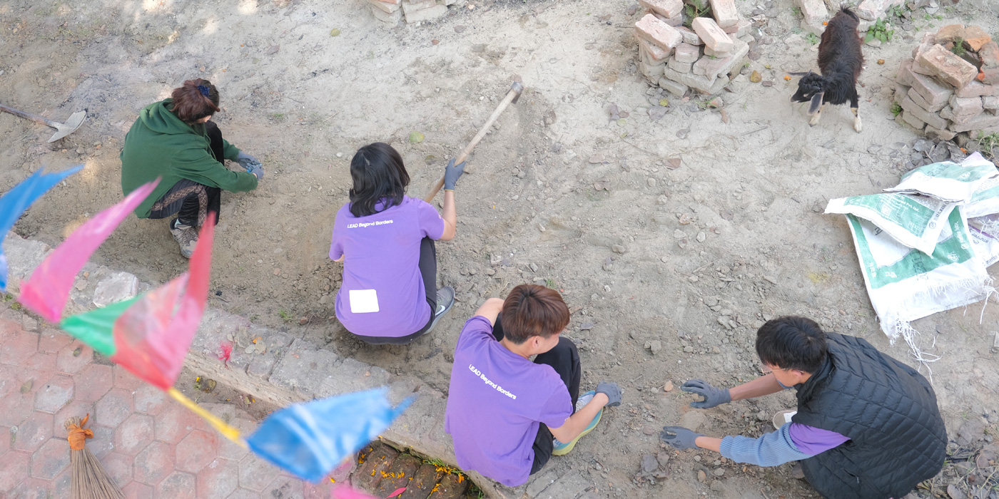 Students actively engaged in volunteer teaching and rolled up their sleeves for the community rehabilitation work