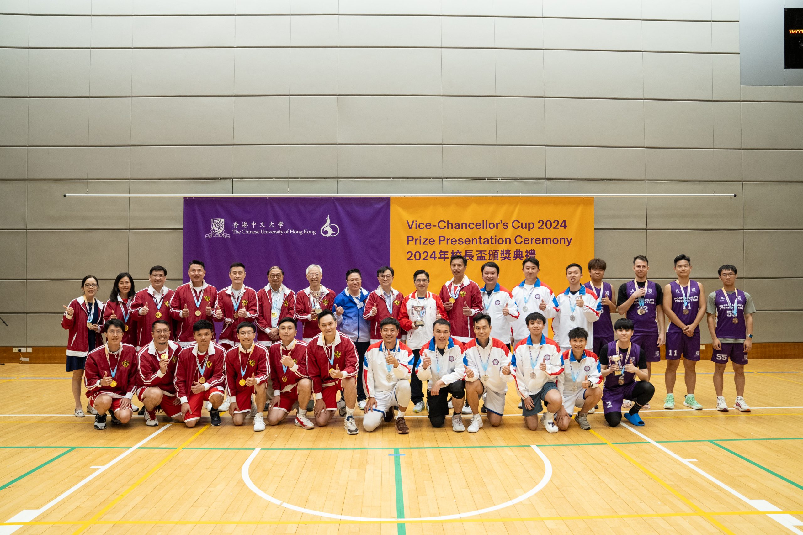 籃球賽由新亞書院隊（紅衣）摘冠，聯合書院隊（白衣）及研究生隊分別獲亞軍及季軍